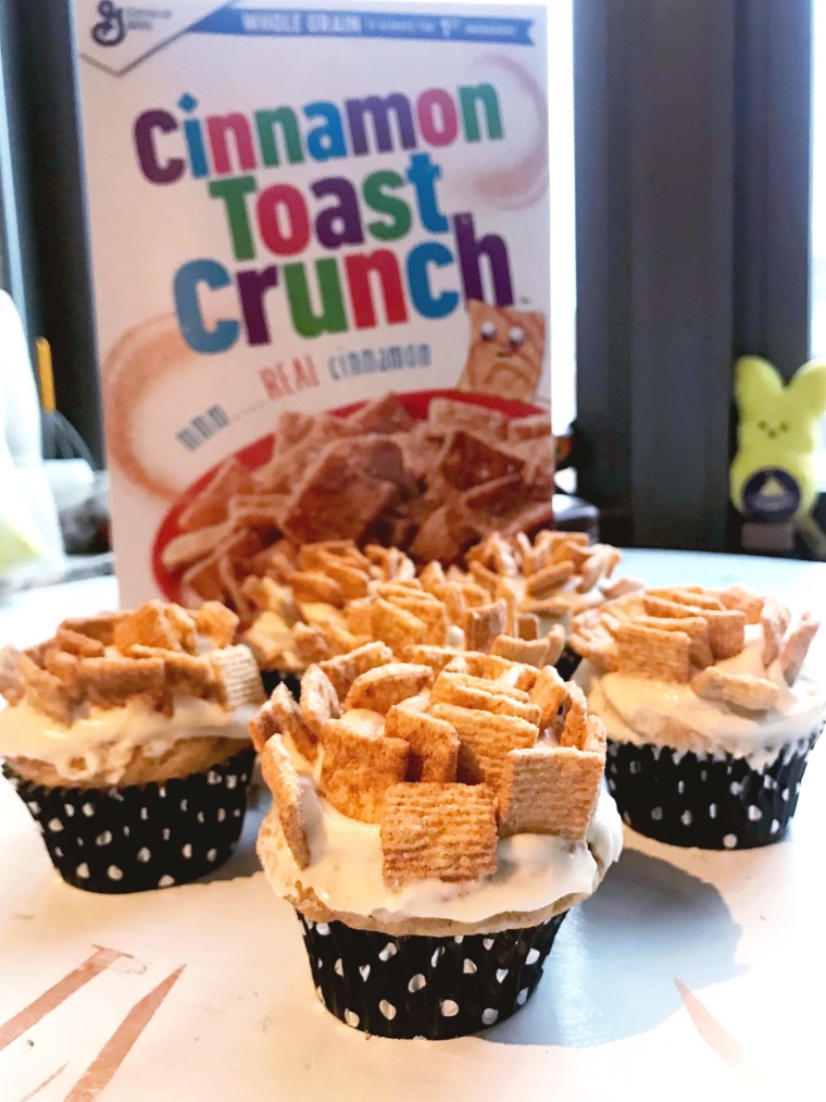 Cinnamon Toast Crunch Cupcakes with Cream Cheese Frosting (AKA the best cupcakes you will ever&nbsp;eat)